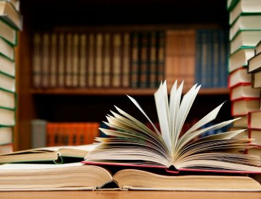 Βουλή: Στο επίκεντρο της συνεδρίασης οι αλλαγές των μεταπτυχιακών